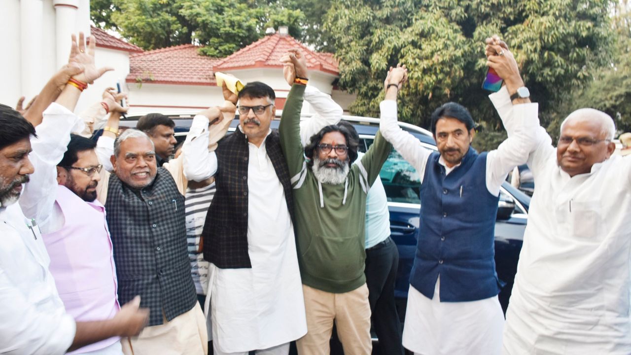 চৰকাৰ গঠনৰ বাবে ৪২ গৰাকী বিধায়কৰ প্ৰয়োজন। ইণ্ডিয়া মিত্ৰজোঁটে প্ৰয়োজনীয় সংখ্যা অতিক্ৰম কৰিছে। জেএমএমৰ কাৰ্যবাহী সভাপতি তথা বিদায়ী মুখ্যমন্ত্ৰী হেমন্ত ছ’ৰেনে ৰাজ্যপাল সন্তোষ গংগৱাৰক সাক্ষাৎ কৰে। হেমন্ত ছ’ৰেনে ৰাজ্যপালৰ ওচৰত পদত্যাগ পত্ৰ দাখিল কৰে। একে সময়তে নতুন চৰকাৰ গঠনৰ দাবী উত্থাপন কৰে।