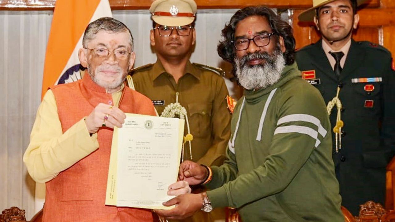আনহাতে বিজেপি নেতৃত্বাধীন মিত্ৰজোঁটে ২৪খন আসন লাভ কৰে। তাৰ ভিতৰত বিজেপিয়ে লাভ কৰিলে ২১খন আসন। একে প্ৰকাশৰে বিপৰ্যয়ৰ সন্মুখীন হয় বিজেপি ।