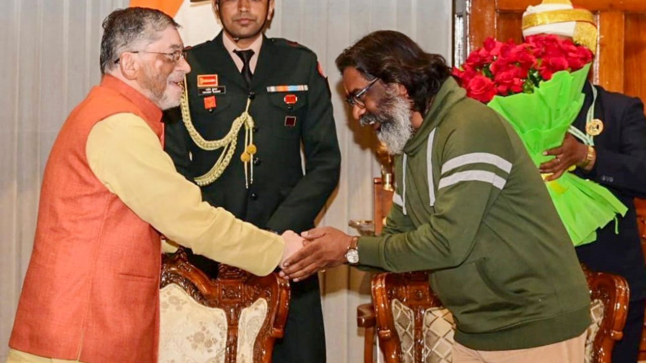 ৰাজ্যপালক সাক্ষাৎ কৰি হেমন্ত ছ’ৰেনে কয়, ‘আজি ইণ্ডিয়া মিত্ৰজোঁটৰ চৰকাৰ গঠনৰ প্ৰক্ৰিয়া আৰম্ভ হৈছে। আমি ৰাজ্যপালক চৰকাৰ গঠন কৰিবলৈ দাবী জনাইছো। মই মোৰ পদত্যাগ পত্ৰ তেওঁৰ ওচৰত দাখিল কৰfলোঁ।' উল্লেখ্য যে, ৰাজ্যপালক সাক্ষাৎ কৰাৰ সময়ত কংগ্ৰেছ আৰু আৰজেডিৰ নেতাসকল উপস্থিত আছিল । জানিব পৰা মতে, অহা ২৮ নৱেম্বৰত ঝাৰখণ্ডৰ মুখ্যমন্ত্ৰী আৰু মন্ত্ৰীসভাৰ শপতগ্ৰহণ অনুষ্ঠান অনুষ্ঠিত হ’ব।