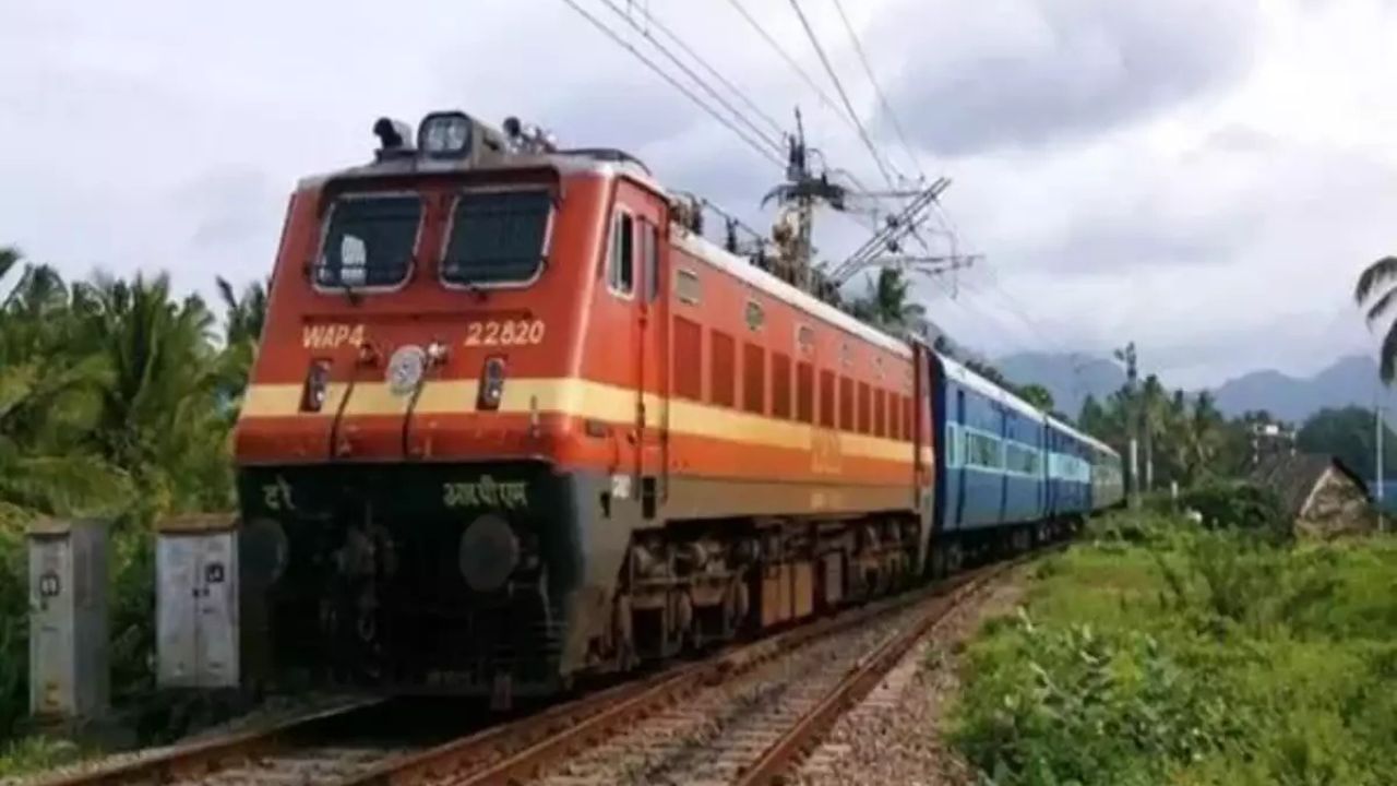 মৰ্মান্তিক! ২ ঘণ্টা ধৰি ৰে’লৰ ইঞ্জিন আৰু ডবাৰ চেপাত আৱদ্ধ হৈ থাকিল ৰে’লকৰ্মীৰ মৃতদেহ, চালকৰ পলায়ন মৰ্মান্তিক! ২ ঘণ্টা ধৰি ৰে’লৰ ইঞ্জিন আৰু ডবাৰ চেপাত আৱদ্ধ হৈ থাকিল ৰে’লকৰ্মীৰ মৃতদেহ, চালকৰ পলায়ন