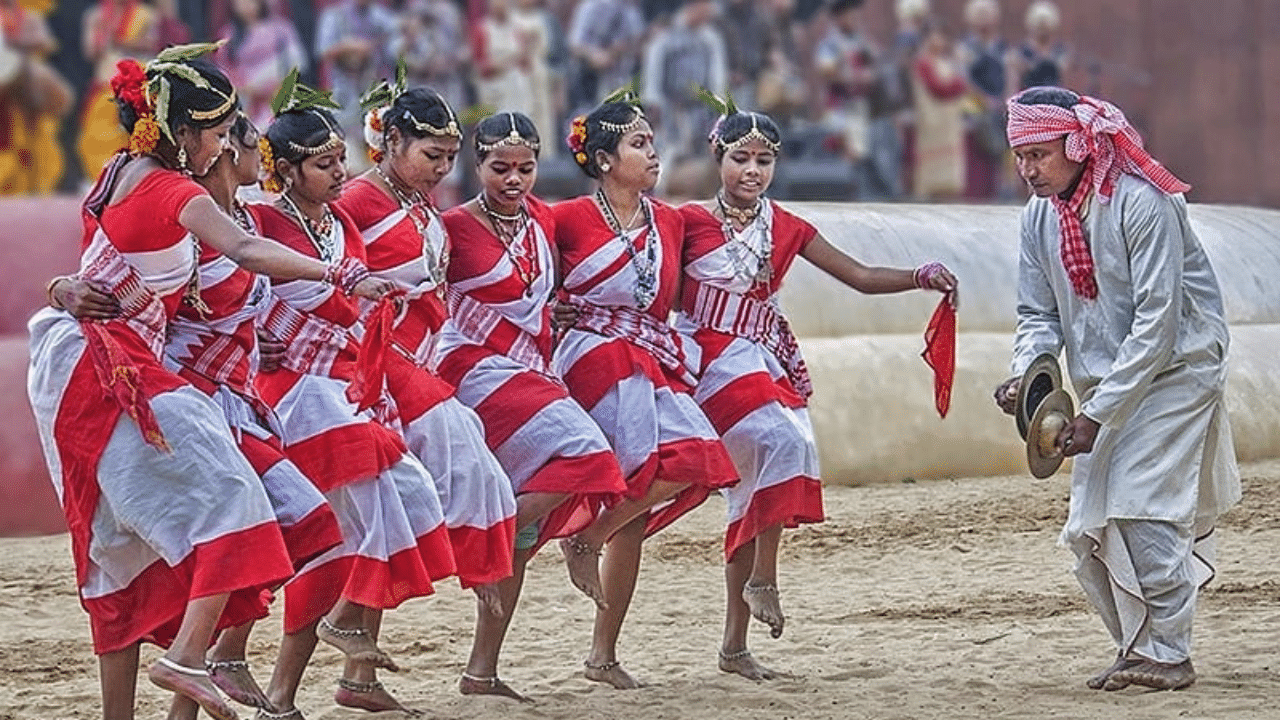 গুৱাহাটীত ৭,৫০০ কলা-কুশলীয়ে প্ৰদৰ্শন কৰিব ঝুমুৰ নৃত্য, অংশ ল’ব ৮০০ খন চাহ বাগিচাৰ যুৱক-যুৱতীয়ে গুৱাহাটীত ৭,৫০০ কলা-কুশলীয়ে প্ৰদৰ্শন কৰিব ঝুমুৰ নৃত্য, অংশ ল’ব ৮০০ খন চাহ বাগিচাৰ যুৱক-যুৱতীয়ে