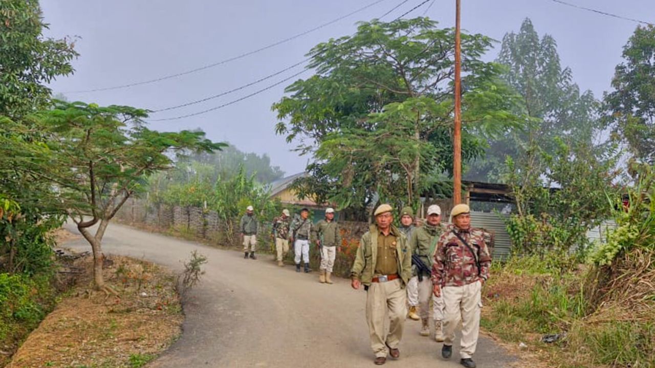 অৱশ্যে সাধাৰণ লোক, স্বাস্থ্যসেৱা, শিক্ষানুষ্ঠান আৰু অন্যান্য কাৰ্যালয়ৰ কাম-কাজৰ প্ৰতি লক্ষ্য ৰাখি মঙলবাৰে ব্ৰডবেণ্ড সেৱাৰ ওপৰত থকা নিষেধাজ্ঞা উঠাই লয়।