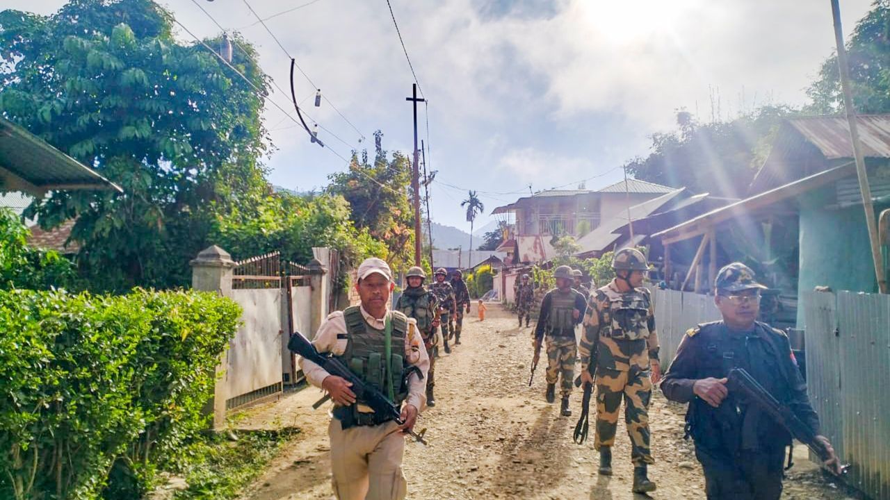 নিৰ্দেশনাত কোৱা হৈছে যে, 'ৰাজ্য চৰকাৰে প্ৰচলিত আইন-শৃংখলাৰ পৰিস্থিতি পৰ্যালোচনা কৰাৰ পিছত মণিপুৰৰ ইম্ফল পশ্চিম, ইম্ফল ইষ্ট, কাকচিং, বিষ্ণুপুৰ, থৌবাল, চুৰাচান্দপুৰ আৰু কাংপকপিত মোবাইল ইণ্টাৰনেট সেৱা আৰু তিনিদিনৰ বাবে স্থগিত ৰখাৰ সিদ্ধান্ত গ্ৰহণ কৰা হৈছে।'