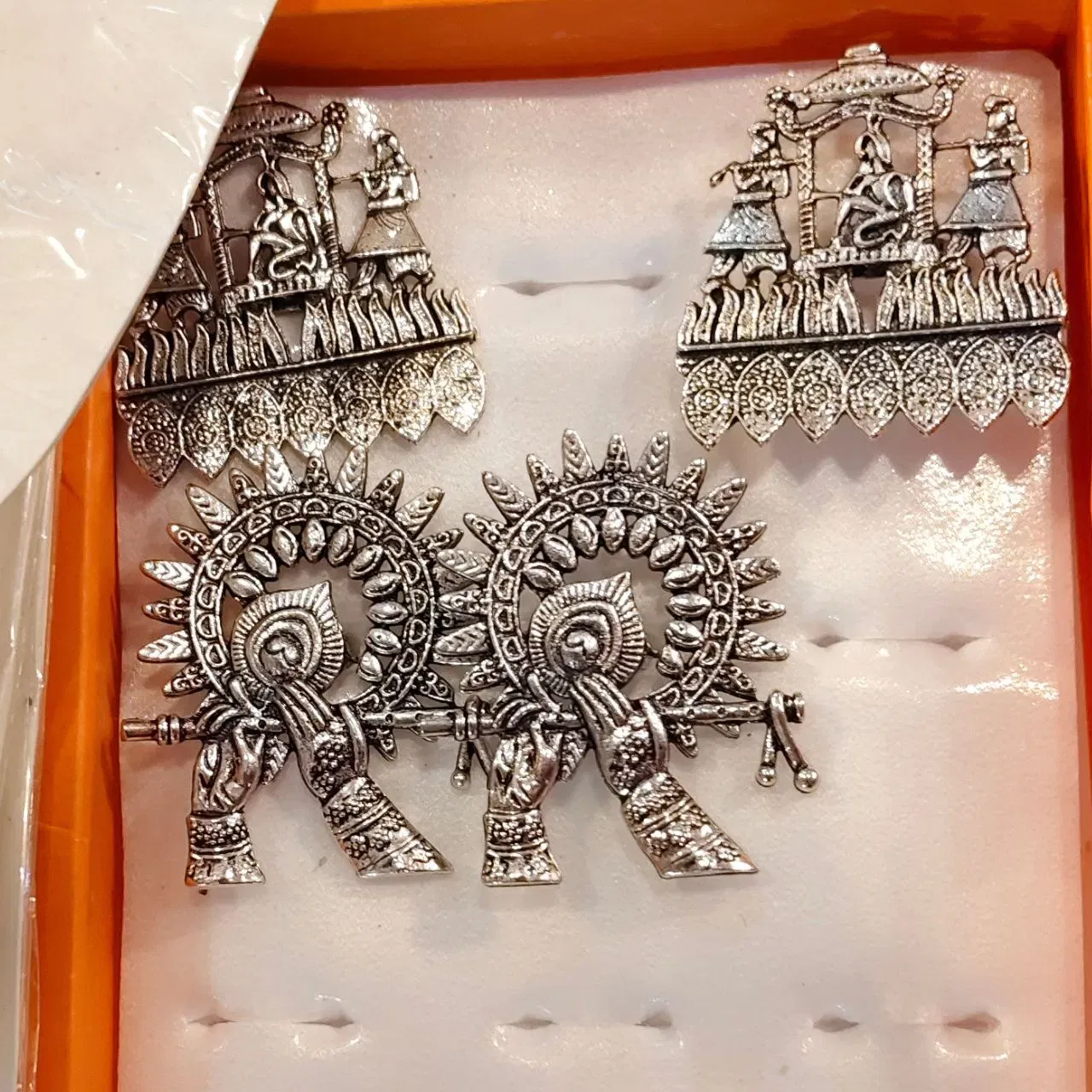 আঙুলিৰ আঙঠি অবিহনে পৰম্পৰাগত ৰূপটো যেন অসম্পূৰ্ণ। আজিকালি এনে গধুৰ অক্সিডাইজড ফিংগাৰ ৰিং যথেষ্ট ট্ৰেণ্ডত আছে। ইয়াত আপুনি ফুল আৰু বহুতো ডিজাইন পাব। এনে গধুৰ অক্সিডাইজড ফিংগাৰ ৰিংয়ে আপোনাৰ হাতৰ সৌন্দৰ্য বৃদ্ধিত সহায় কৰিব।