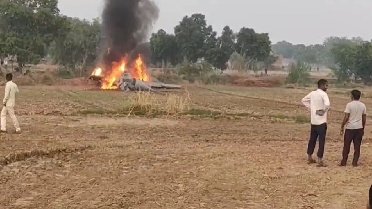 MiG-29 Fighter Jet Crashes : আগ্ৰাত বায়ু সেনাৰ MiG-29 যুদ্ধ বিমান দুৰ্ঘটনাগ্ৰস্ত…জপিয়াই প্ৰাণ ৰক্ষা কৰিলে পাইলটে