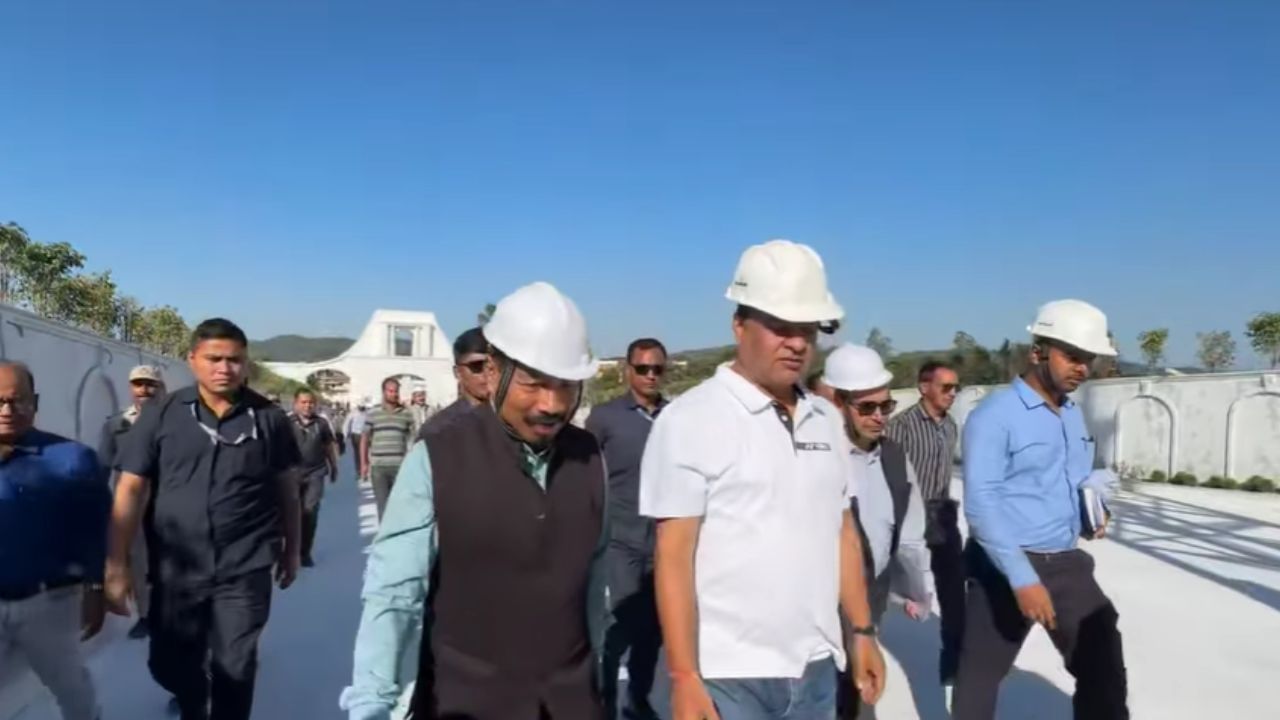 ছহিদ স্মাৰক উদ্যানৰ নিৰ্মাণৰ বুজ লৈ মুখ্যমন্ত্ৰীয়ে সংবাদ মাধ্যমৰ আগত ক'লে- এই উদ্যানৰ নিৰ্মাণ ৯০ শতাংশ সম্পূৰ্ণ হৈছে। ইয়াতে একেবাৰে ওপৰলৈ উঠি যাবলৈ লিফ্ট এখন দিয়া হ'ব। এই স্থানত অসম আন্দোলনৰ ৮৫৫ গৰাকী ছহিদৰ ডেৰশ ছহিদৰ ফটো পোৱা গৈছে,যাৰ বাবে কামটো কিছু লেহেমিয়া হৈ আছে। এই স্থানত থাকিব অসম আন্দোলনৰ ছহিদৰ প্ৰতিকৃতি।