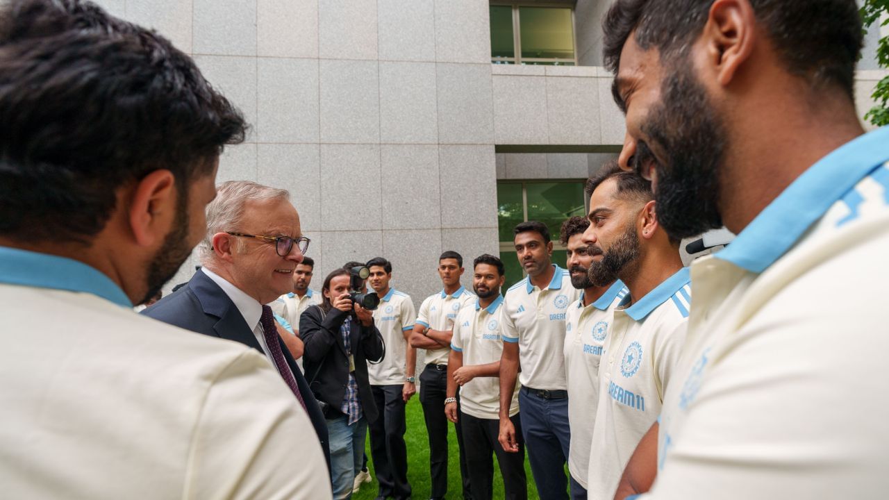 কেনবেৰাত এই সাক্ষাতৰ সময়ত ভাৰতীয় দলৰ দুই তাৰকা বিৰাট কোহলী আৰু যশপ্ৰীত বুমৰাহৰ সৈতে যথেষ্ট উৎফুল্লিত ৰূপত দেখা যায় প্ৰধানমন্ত্ৰীগৰাকীক। তেওঁ বুমৰাহৰ বলিঙৰ প্ৰশংসা কৰাৰ লগতে বিৰাট কোহলীৰ সৈতে বহুসময় কথা পতা দেখিবলৈ পোৱা যায়।