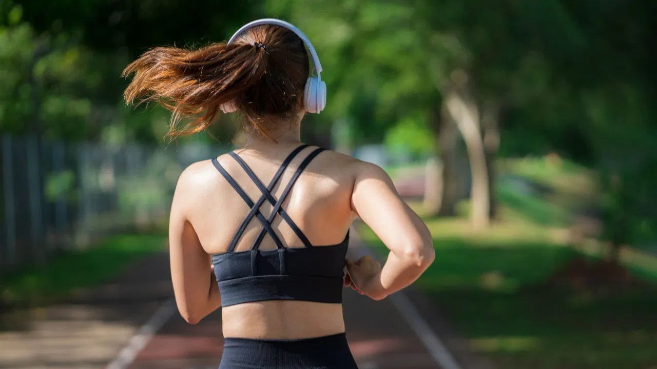 Exercise at Home : প্ৰদূষণৰ বাবে প্ৰাতঃভ্ৰমণলৈ যোৱাৰ পৰিৱৰ্তে এনেদৰে ঘৰতে কৰক শৰীৰ চৰ্চা…