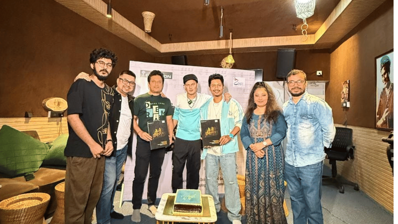এই সময়ত জুবিনৰ লগত উপস্থিত থাকে পৰিচালক ৰাজেশ ভূঞা, কণ্ঠশিল্পী আচুৰ্য বৰপাত্ৰ, গৰিমা শইকীয়া গাৰ্গ আদিৰ লগতে বহুলোক। জুবিনে কয় যে, মই নতুন ছবি এখন কৰিবলৈ গৈ আছো। ছবিখনৰ নাম 'ৰৈ ৰৈ বিনালে'। অসমৰ প্ৰথমখন সম্পূৰ্ণ মিউজিকেল ছবি। এই ছবিত অভিনয় কৰিব আচুৰ্য বৰপাত্ৰ, নীল আকাশ আদিয়ে। পৰিচালনা কৰিব ৰাজেশ ভূঞাই।
