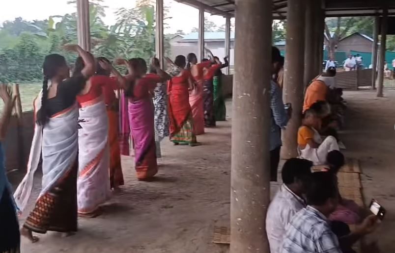 শৰৎ কালৰ পূৰ্ণিমা তিথিত আয়োজন কৰা হয় ৰাস। ৰাসোৎসৱ হৈছে এনে এটি উৎসৱ, য’ত ভগৱান শ্ৰীকৃষ্ণৰ জীৱনলীলাক উপভোগ্য কৰি প্ৰদৰ্শন কৰা হয়।