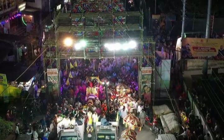 এখন সুশোভিত পুষ্পসজ্জিত ঘোঁৰা গাড়ীত উঠি ৰাস মহোৎসৱলৈ আদৰি নিয়া হৈছে ৰামায়ণ ধাৰাবাহিকৰ ৰাম আৰু সীতাক । পথৰ দুয়োকাষে দেখা গৈছে অগণন লোকৰ ভিৰ।