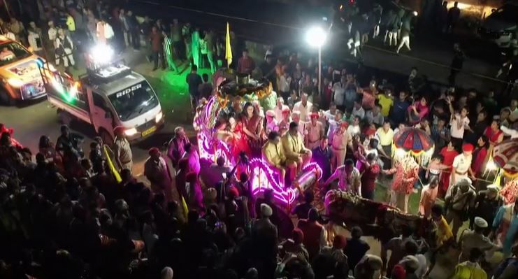 নলবাৰী পৰিদৰ্শন বঙলাৰ পৰা হৰি মন্দিৰলৈ বিভিন্ন জাতি-জনগোষ্ঠীৰ এক বর্ণিল সাংস্কৃতিক শোভাযাত্ৰাৰে আদৰি নিয়া হৈছে দুয়োকে। লগত আছে মন্ত্ৰী জয়ন্ত মল্লবৰুৱা।