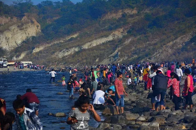 লগতে যাত্ৰাপথত উচ্চস্বৰত শব্দযন্ত্ৰ বজোৱাত আৰোপ কৰা হৈছে নিষেধাজ্ঞা।