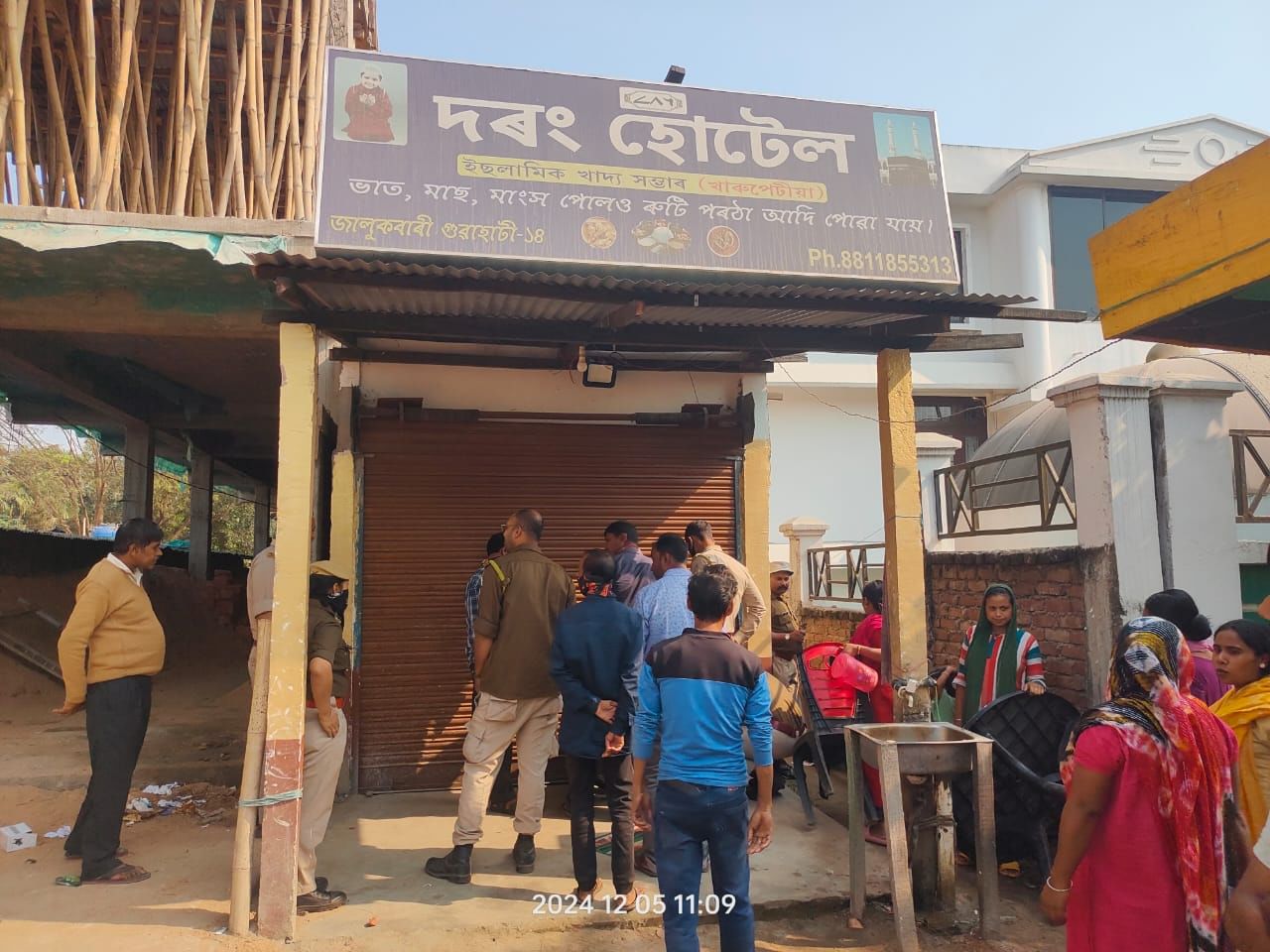 উল্লেখ্য যে, গো মাংস বিতৰ্কৰ মাজতেই মুখ্যমন্ত্ৰী হিমন্ত বিশ্ব শৰ্মাই বুধবাৰে এক ডাঙৰ ঘোষণা কৰে। সংবাদমেল সম্বোধন কৰি মুখ্যমন্ত্ৰী শৰ্মাই কয়, আজিৰে পৰা অসমৰ হোটেল, ৰেষ্টুৰেন্টত নচলিব গো মাংস। ৰাজহুৱা স্থানতো নিষিদ্ধ কৰা হয় গো মাংস।