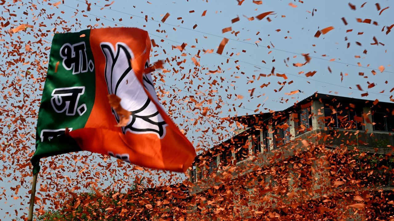 পল্লৱ লোচন দাস আহ্বায়ক হিচাপে থকাৰ বিপৰীতে সহ আহ্বায়ক হিচাপে আছে অশোক ভট্ট ৰায়, ৰাজদ্বীপ ৰায় আৰু অজয় কোঁৱৰ । আহ্বায়ক আৰু সহ আহ্বায়ক ধৰি ১৩ জনীয়া নিৰ্বাচন পৰিচালনা সমিতি গঠন কৰিছে ৰাজ্যিক বিজেপিয়ে ।