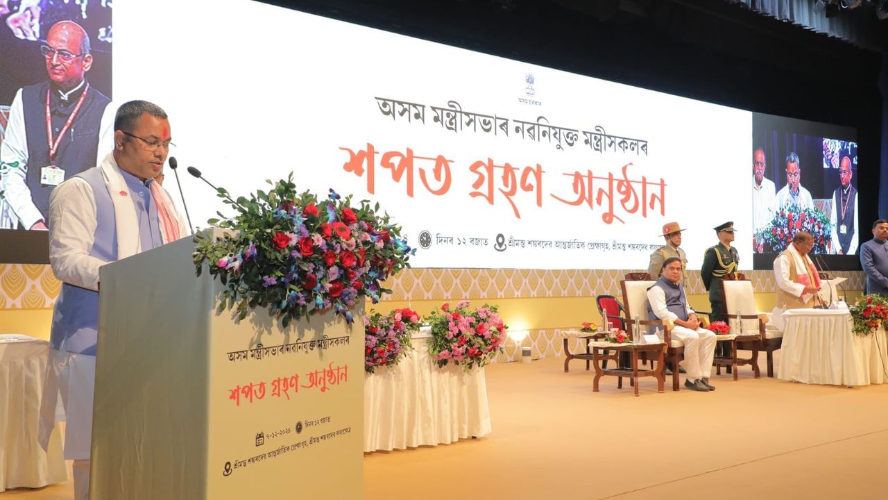 তেওঁ লগতে উল্লেখ্য যে, তেওঁ নিজৰ হাততো অতিৰিক্ত বিভাগ আছে । এই সমস্যা নাইকীয়া কৰিবৰ বাবে আৰু প্ৰতিটো বিভাগে যাতে ন্যায় পায় তাৰ বাবে চাৰিগৰাকী বিধায়কক নতুনকৈ মন্ত্ৰীত্ব দিয়া হৈছে ।