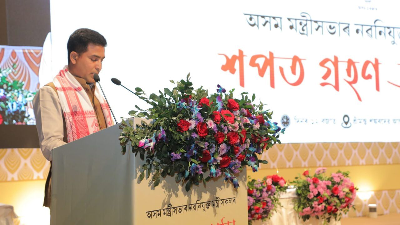 লগতে চাৰিওজন মন্ত্রীৰ আগমনে ৰাজ্য মন্ত্রীসভাখন সফল কৰাত গুৰুত্বপূৰ্ণ ভূমিকা গ্ৰহণ কৰিব বুলি আশা প্ৰকাশ কৰে মুখ্যমন্ত্ৰী হিমন্ত বিশ্ব শৰ্মাই । সমান্তৰালভাৱে তেওঁ জানিবলৈ দিছে যে, সোমবাৰে তথা পৰহি নতুন মন্ত্ৰী কেইজনৰ মাজত বিতৰণ কৰা হ'ব দপ্তৰ ।