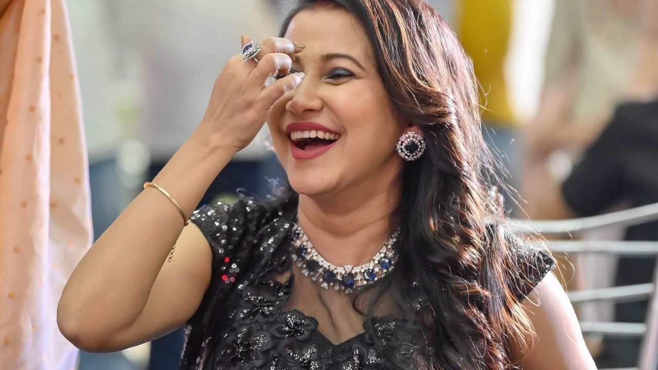বৰষাই বৰ্তমানলৈ বহুতো অসমীয়া চলচ্চিত্ৰত অভিনয় কৰি দৰ্শকৰ সমাদৰ লাভ কৰিবলৈ সক্ষম হৈছে। অসমৰ বিভিন্ন ভ্ৰাম্যমাণ থিয়েটাৰটো অভিনয় কৰি আহিছে। চলচ্চিত্ৰত অভিনয় কৰাৰ উপৰিও তেখেতে বিহু নৃত্যটো তেওঁৰ যথেষ্ট সুনাম আছে।