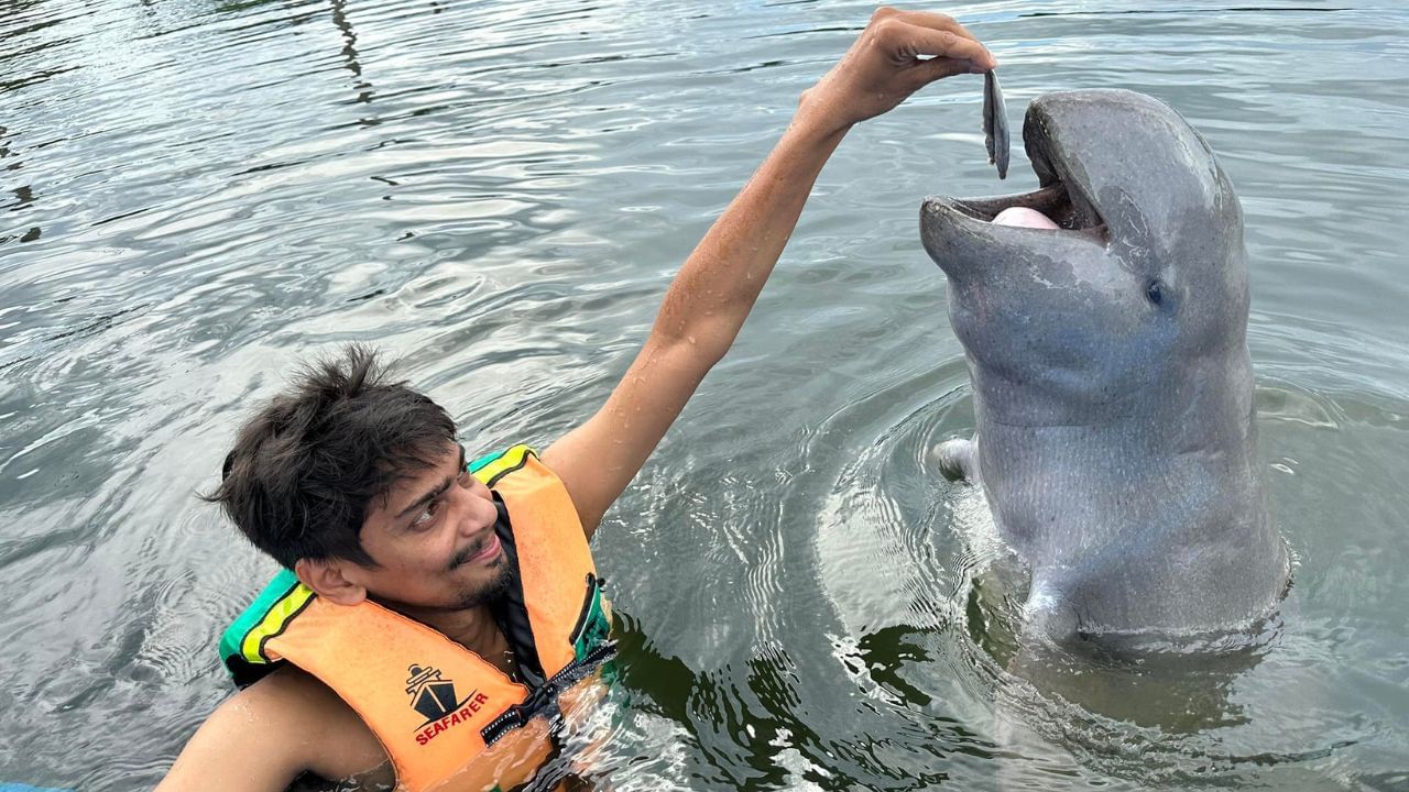 ডিম্পুৰ পিতৃৰ নাম পিতাম্বৰ বৰুৱা আৰু মাতৃৰ নাম লতিকা বৰুৱা। তেওঁ ঘৰৰ একমাত্ৰ সন্তান। মোমায়েকৰ ঘৰত ডিম্পুৱে শৈশৱ অতিবাহিত কৰিছিল। সৰুৰে পৰা লাজুকীয়া স্বভাৱৰ আছিল যদিও এতিয়া ডিম্পুৱে সকলোৰে মন জয় কৰিছে।