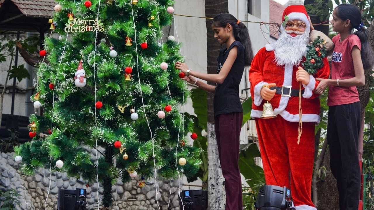 আজি পৱিত্ৰ বৰদিন, কেৰ’লৰ ধ্বনিৰে মুখৰিত গীৰ্জাঘৰ...