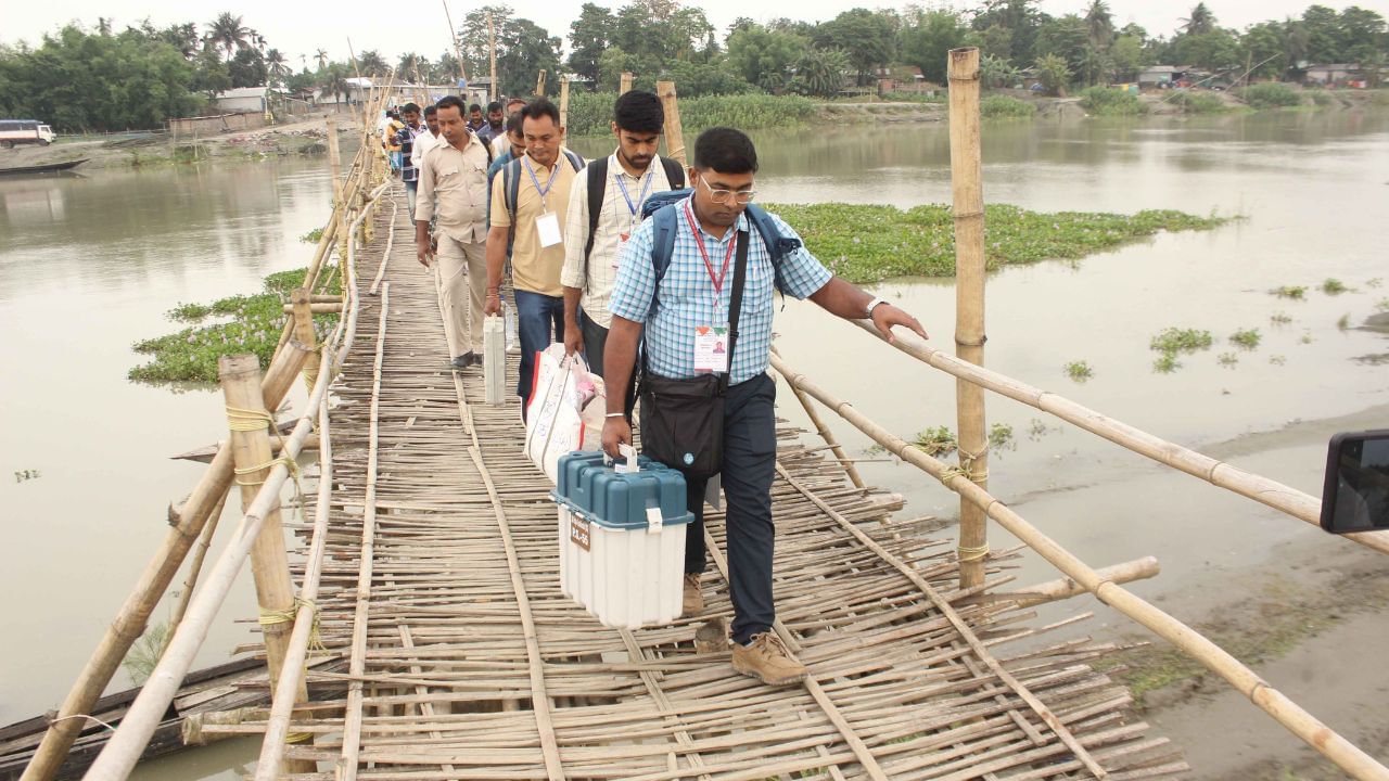 পঞ্চায়ত নিৰ্বাচনৰ বাবে ৰাজ্যৰ প্ৰত্যেকটো ৰাজনৈতিক দলেই প্ৰস্তুতি আৰম্ভ কৰিছে । ইয়াৰ সমান্তৰালভাৱে প্ৰস্তুতি আৰম্ভ কৰিছে শাসকীয় বিজেপিয়েও । পঞ্চায়ত নিৰ্বাচনৰ প্ৰতি লক্ষ্য ৰাখি ৰাজ্যিক বিজেপিয়ে গঠন কৰে নিৰ্বাচনৰ পৰিচালনা সমিতিৰ লগতে ইস্তাহাৰ সমিতি । ইতিমধ্য়ে সামাজিক মাধ্যমৰ জৰিয়তে এই কথা জানিবলৈ ৰাজ্যিক বিজেপিয়ে ।
