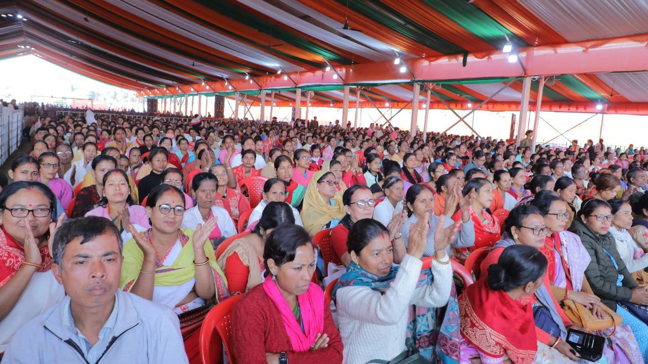 উল্লেখ্য যে, বুধবাৰে মুখ্যমন্ত্ৰীয়ে ৰাজ্যজুৰি প্ৰায় ১২ লাখ পৰিয়ালক অনুদান, সাহায্য আদি প্ৰদানৰ লক্ষ্যৰে ‘বিকাশৰ ১২ দিন’ কাৰ্যসূচী আৰম্ভ কৰিছিল।