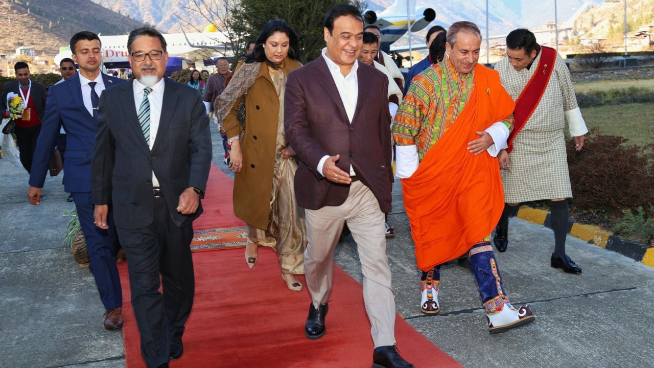 ভূটানৰ ৰাষ্ট্ৰীয় দিৱসৰ ‘ৰাজ অতিথি’ অসমৰ মুখ্যমন্ত্ৰী’ ! চাৰিদিনীয়া ভ্ৰমণসূচীৰে থিম্ফুত হিমন্ত বিশ্ব শৰ্মা… ভূটানৰ ৰাষ্ট্ৰীয় দিৱসৰ ‘ৰাজ অতিথি’ অসমৰ মুখ্যমন্ত্ৰী’ ! চাৰিদিনীয়া ভ্ৰমণসূচীৰে থিম্ফুত হিমন্ত বিশ্ব শৰ্মা…