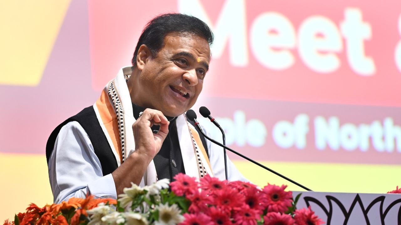 ইফালে ৰাজ্যিক সচিবালয়ত সৌৰশক্তিৰ ব্যৱস্থা কৰাৰ ফলতো এই খৰচ হ্ৰাস পোৱা বুলি উল্লেখ কৰিছে মুখ্য়মন্ত্ৰী গৰাকীয়ে । উল্লেখ্য যে, এক্স হেণ্ডেলৰ আন এটা পোষ্টৰ জৰিয়তে মখ্যমন্ত্ৰী শৰ্মাই জানিবলৈ দিয়া অনুসৰি, জনতা ভৱনত সৌৰশক্তি ব্যৱহাৰ কৰাৰ ফলত জুলাইৰ পৰা নৱেম্বৰ মাহলৈকে বিদ্যুতৰ বিল ৮০ লাখ টকা হ্ৰাস পাইছে।