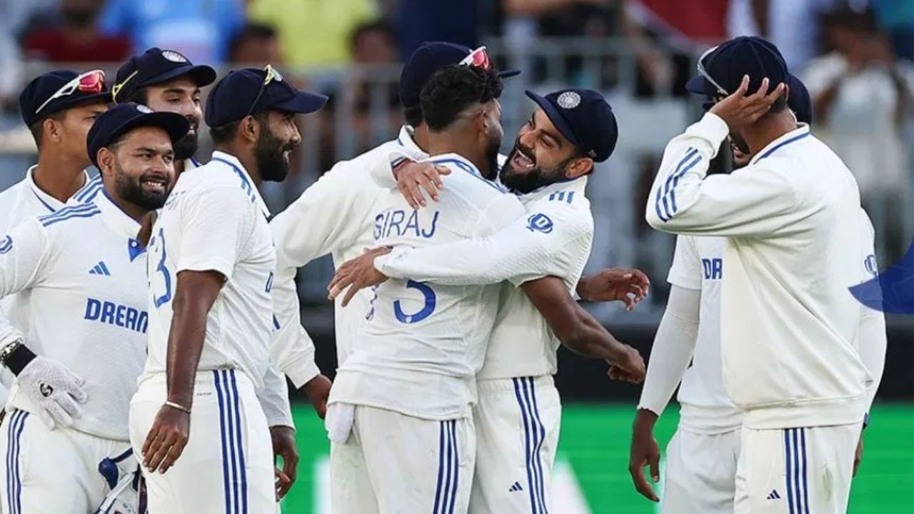 ইফালে ভাৰতীয় দলতো এই টেষ্টখনৰ বাবে পৰিৱৰ্তন দেখা যাব পাৰে। দ্বিতীয় টেষ্টত সুযোগ পোৱা অভিজ্ঞ অশ্বিনৰ স্থানত ৱাশ্বিংটন সুন্দৰক দলত অন্তৰ্ভুক্ত কৰিব পাৰে বুলি চৰ্চা চলিছে। একেদৰে হৰ্ষিত ৰাণাৰ স্থানত আকাশদীপক মূল একাদশৰ স্থান দিয়াৰো সম্ভাৱনা আছে। আনহাতে অপেনিঙত ৰাহুল-জয়ছোৱাল যুটিকে দেখাৰ সম্ভাৱনা প্ৰবল। অৰ্থাৎ মিডল অৰ্ডাৰত বেটিং কৰিব অধিনায়ক ৰোহিতে।