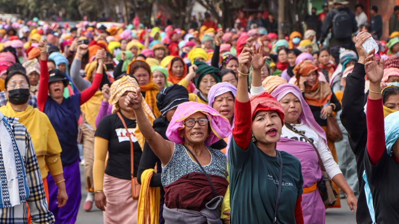 শেহতীয়াকৈ কেন্দ্ৰই হিংসাত্মক পৰিস্থিতিৰ দ্বাৰা প্ৰভাৱিত জিৰিবামকে ধৰি মণিপুৰৰ ছয়টা থানা এলেকাত সশস্ত্ৰ বাহিনী (বিশেষ ক্ষমতা) আইন পুনৰ বলবৎ কৰিছে। আফছপাই অশান্ত হিচাপে চিহ্নিত কৰি কোনো অঞ্চলত সুৰক্ষা নিশ্চিত কৰাৰ বাবে সশস্ত্ৰ বাহিনীক বিশেষ ক্ষমতা প্ৰদান কৰে । এই আইনৰ অধীনত আইন-শৃংখলা বজাই ৰখাৰ বাবে প্ৰয়োজনীয় বুলি বিবেচনা কৰিলে অনুসন্ধান, গ্ৰেপ্তাৰ আৰু গুলীচালনা কৰাৰ ক্ষমতা লাভ কৰে সশস্ত্ৰ বাহিনীয়ে ।(Photo-PTI)