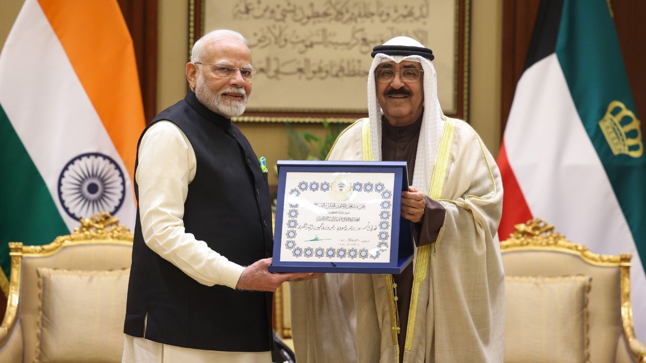 এই ভ্ৰমণৰ সময়তে প্ৰধানমন্ত্ৰী মোদীক কুৱেইটৰ সৰ্বোচ্চ সন্মান ‘দ্য অৰ্ডাৰ অৱ মুবাৰক আল কবীৰ’ৰে সন্মানিত কৰা হয়। কুৱেইটৰ আমিৰ শ্বেইখ মেছাল আল আহমদ আল-জাবেৰ আল চাবাহে প্ৰধানমন্ত্ৰী মোদীক এই সৰ্বোচ্চ অসামৰিক সন্মান আগবঢ়ায়। যিকোনো দেশে প্ৰধানমন্ত্ৰী মোদীক প্ৰদান কৰা এয়া ২০তম আন্তৰ্জাতিক সন্মান।