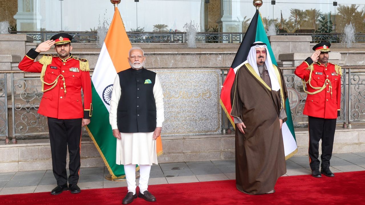 আজি কুৱেইটৰ বায়ান পেলেচত উপস্থিত হয় প্ৰধানমন্ত্ৰীগৰাকী। বায়ান পেলেচত উপস্থিত হোৱাৰ পিছতে প্ৰধানমন্ত্ৰী মোদীক আনুষ্ঠানিকভাৱে আদৰণি জনোৱা হয়। গাৰ্ড অৱ অনাৰ প্ৰদান কৰি প্ৰধানমন্ত্ৰী মোদীৰ প্ৰতি সন্মান প্ৰদৰ্শন কৰা হয়। তেওঁক উষ্ম আদৰণি জনায় কুৱেইটৰ প্ৰধানমন্ত্ৰী শ্বেখ আহমেদ আব্দুল্লা আল আহমদ আল ছাবাহে।