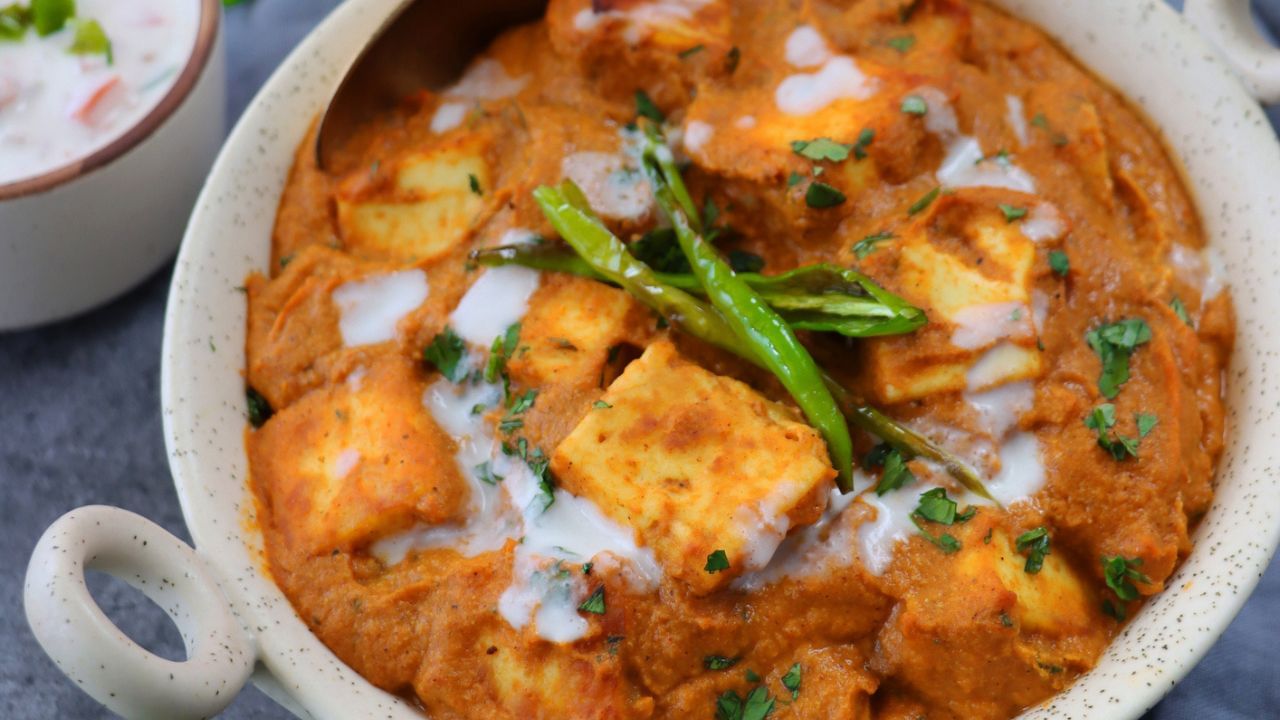 পনিৰ আঞ্জা ৰান্ধিবলৈ প্ৰথমে ২০০ গ্ৰাম পনিৰ লওক । ইয়াৰ পাছতে সৰিয়হৰ গুড়ি – ১ বা ২ চামুচ (গৰম পানীত অলপ নিমখ দি পেষ্ট বনাই দহ মিনিট ৰাখিব) ল'ব । এই ৰেচিপিৰ বাবে লাগিব কিচমিচ, লং আৰু ইলাচি , দালচেনি, সেউজীয়া জলকীয়া, নিমখ, চেনি আৰু তেল । এই সমাগ্ৰীখিনি আপুনি প্ৰয়োজন অনুসৰি ল'ব ।