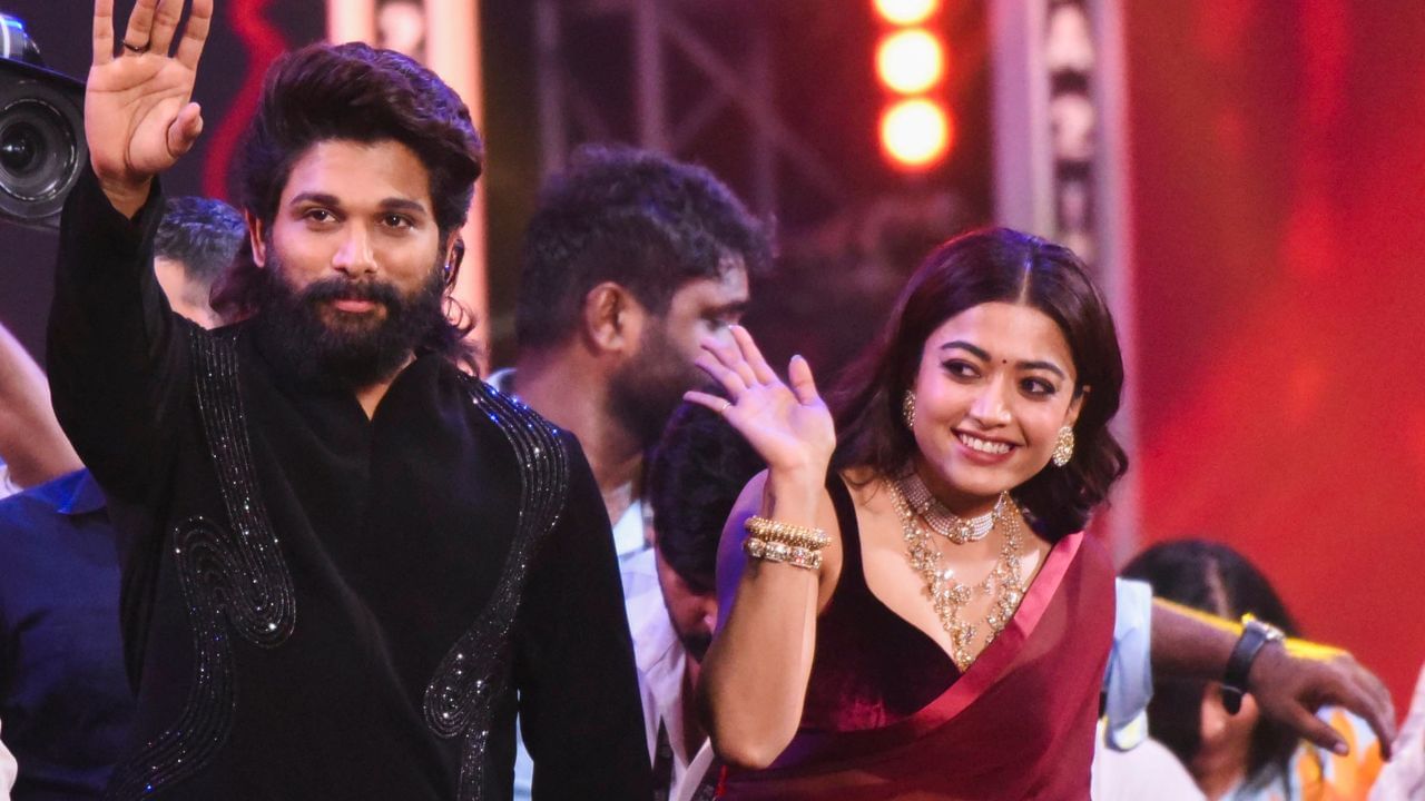 হিন্দী চিনেমাৰ আটাইতকৈ ডাঙৰ অ’পেনাৰ হিচাপে পৰিগণিত হৈছে আল্লু অৰ্জুনৰ ‘পুষ্পা ২’। ‘পুষ্পা ২’ৰ প্ৰথম দিনাই হিন্দীত ৬৭ কোটি টকা সংগ্ৰহ কৰিছে। আনহাতে শ্বাহৰুখ খানৰ ‘জৱান’ ছবিখনে প্ৰথম দিনাই হিন্দীত ৬৫.৫ কোটি টকা উপাৰ্জন কৰিছিল। ৰণবীৰ কাপুৰৰ এনিমেলে প্ৰথম দিনাই হিন্দীত ৫৪.৭৫ কোটি টকা উপাৰ্জন কৰিছিল। ৰাজামৌলিৰ দুয়োখন ছবি ‘বাহুবলী ২’ আৰু RRRক পৰাস্ত কৰিছে। আল্লু অৰ্জুনৰ ছবিখনৰ ভাৰতৰ নেট সংগ্ৰহ ১৭৫ কোটি টকা। আনহাতে RRR এ প্ৰথম দিনাই ভাৰতৰ পৰা ১৩৩ কোটি টকা উপাৰ্জন কৰিছিল। ‘বাহুবলী ২’ৰ নেট সংগ্ৰহ আছিল ১২১ কোটি টকা আছিল।