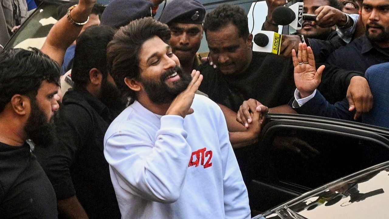 হিন্দীৰ পৰা ৬৭ কোটি টকা উপাৰ্জন কৰি হিন্দী চিনেমাৰ সৰ্ববৃহৎ ওপেনাৰ ছবি হিচাপে পৰিগণিত হৈছে। ইয়াৰ উপৰিও তামিলৰ পৰা ৭ কোটি, কানাড়া ভাষাৰ পৰা ১ কোটি আৰু মালয়ালমৰ পৰা ৫ কোটি টকা উপাৰ্জন কৰা হৈছে। এই পৰিসংখ্যা ৬ ডিচেম্বৰৰ পুৱা ৭.৩০ বজালৈকে।