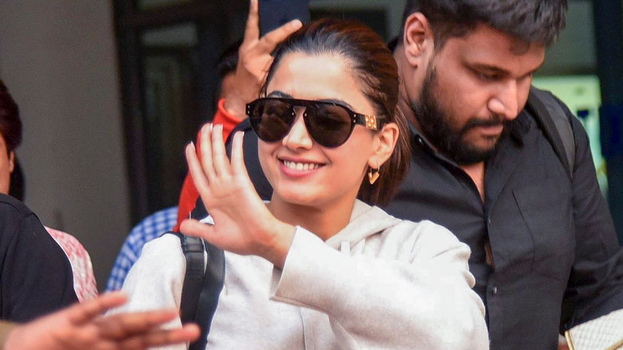 ‘পুষ্পা ২’ৰ তেলেগু ভাষাৰ পৰা সৰ্বাধিক উপাৰ্জন হয়। প্ৰথম দিনাই ৮৫ কোটি টকা উপাৰ্জন কৰিছে। কিন্তু তাৰ লগত যদি ৪ ডিচেম্বৰৰ পেইড প্ৰিভিউ যোগ কৰা হয় তেন্তে মুঠ ৯৫.১ কোটি টকা হয়।