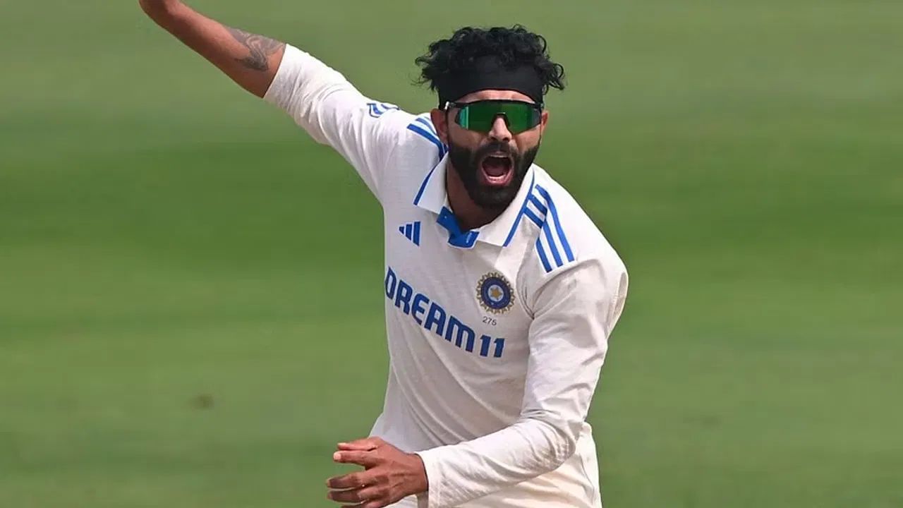 ভাৰতায় ক্রিকেটৰ অলৰাউণ্ডাৰৰ তালিকাৰ প্ৰথমৰ ফালেই নাম উচ্চাৰিত হ'ব ৰবীন্দ্র জাদেজাৰ নামা ১৯৮৮ চনত জন্মগ্রহণ কৰা জাদেজাই আজি ৩৬ তম জন্মদিন পালন কৰিছে। নিজ কেৰিয়াৰত ক্ৰিকেটৰ তিনিওটা ফর্মেটতে জাতীয় দলৰ গুৰুত্বপূৰ্ণ সদস্য হিচাপে পৰিগণিত হোৱা জাদেজাই টেষ্টত ৩২৩৫, এদিনীয়াত ২৭৫৬ আৰু টি-২০৩ ৫১৫ ৰান সংগ্ৰহ কৰাৰ লগতে টেষ্টত ৩১৯টা, এদিনীয়াত ২২০টা আৰু টি-২০৩ ৫৪টা উইকেট দখল কৰিছে।