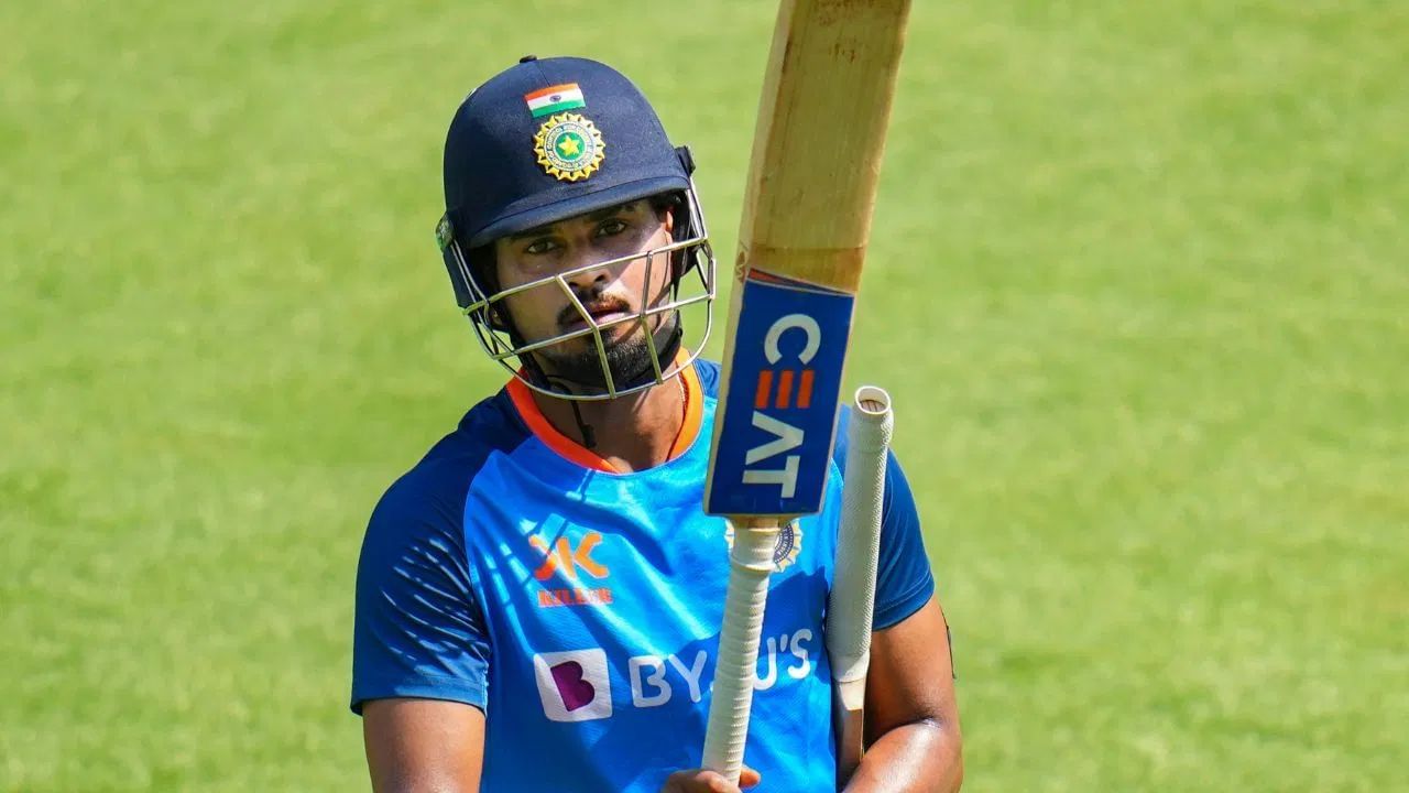 ভাৰতীয় দলৰ আন এগৰাকী তাৰকা শ্রেয়স আয়াৰেও আজি ৩০তম জন্মদিন পালন কৰিছে। ১৯৯৪ চনত জন্মগ্ৰহণ কৰা আয়াৰে ভাৰতৰ হৈ এইপর্যন্ত টেষ্টত ৮১১, এদিনীয়াত ২৪২১ আৰু টি-২০ত ১১০৪ ৰান সংগ্ৰহ কৰিছে। কেন্দ্ৰীয় চুক্তিৰ পৰা বাদ পৰাৰ পিছত আয়াৰৰ আন্তঃৰাষ্ট্ৰীয় কেৰিয়াৰত কিছু বিৰতি আহিলেও ঘৰুৱা ক্রিকেটত শেহতীয়া প্রদৰ্শনৰ সুবাদত তেওঁ শীঘ্রেই জাতীয় দললৈ প্ৰত্যাৱৰ্তন ঘটাব বুলি আশা কৰিছে অনুৰাগীয়ে।