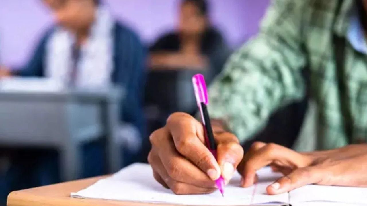 কাছাৰ, ডিব্ৰুগড়, যোৰহাট, কামৰূপ, কামৰূপ মেট্ৰ’, কোকৰাঝাৰ, লখিমপুৰ, নলবাৰী আৰু শোণিতপুৰ জিলাত এই পৰীক্ষা অনুষ্ঠিত হ’ব। এই লিখিত পৰীক্ষা অ’এমআৰ ভিত্তিক হ’ব। আবেদনৰ সময়ত নিৰ্বাচন কৰা জিলা অনুসৰি পৰীক্ষা কেন্দ্ৰ লাভ কৰিব প্ৰাৰ্থীসকলে।