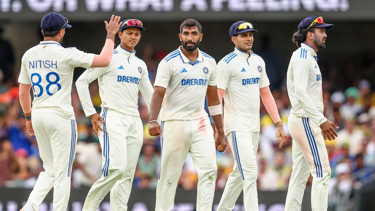 প্ৰতিখন টেষ্ট মেচৰ বাবে বিচিচিআইয়ে নিজৰ খেলুৱৈক ১৫ লাখ টকা দিয়ে। দলটোৱে জয়ী হওক বা পৰাজিত হওক, তেওঁলোকে পায় ১৫ লাখ টকা। ইয়াৰ উপৰিও টেষ্ট মেচত ভাল প্ৰদৰ্শন কৰা খেলুৱৈসকলে পৃষ্ঠপোষক বা হোম ব’ৰ্ডৰ পৰাও সুকীয়া ধন লাভ কৰে।
