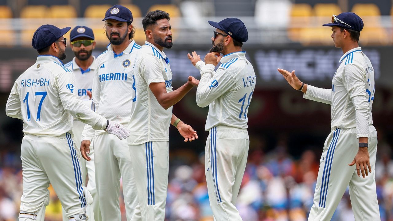 যেতিয়া টিম ইণ্ডিয়াই মেচত পৰাস্ত হয় তেতিয়া খেলুৱৈসকলে কিমান টকা পায়? আপোনালোকক কওঁ যে টিম ইণ্ডিয়াই জয়ী হওক বা পৰাজিত হওক, ভাৰতীয় খেলুৱৈসকলে একে পৰিমাণৰ ধন লাভ কৰে। অৰ্থাৎ তেওঁলোকে বিচিচিআইয়ে নিৰ্ধাৰণ কৰা মেচৰ মাচুল পায়।