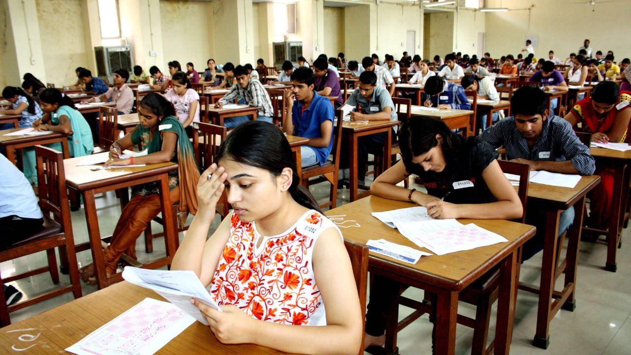 পৰীক্ষালৈ মাজত কেইটামান দিন বাকী থকাৰ সময়তে গণিত বিষয় পৰীক্ষাৰ পাঠ্যক্ৰমত ৫০ নম্বৰৰ গণিত বিষয় অন্তৰ্ভুক্ত কৰাৰ কথা প্ৰকাশ পাইছিল । এই সিদ্ধান্তৰ পাছতে একাংশ পৰীক্ষাৰ্থীয়ে উচ্চতম ন্যায়ালৰ কাষ চাপে আৰু পৰীক্ষা পিছুৱাবলৈ আবেদন জনায় ।