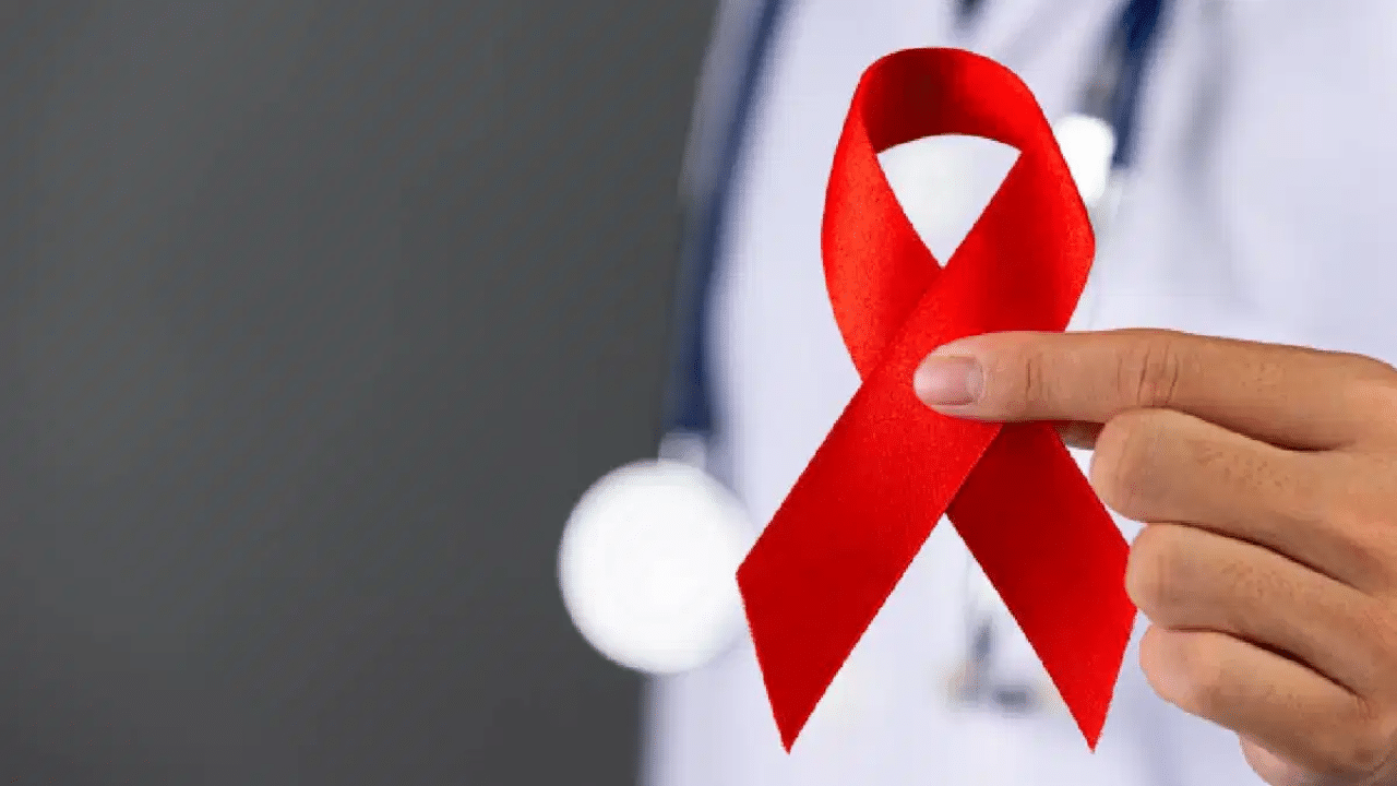 আজি বিশ্ব এইডচ দিৱসঃ জানক HIV ৰ লক্ষণ, চিকিৎসা আদি সকলো… আজি বিশ্ব এইডচ দিৱসঃ জানক HIV ৰ লক্ষণ, চিকিৎসা আদি সকলো…