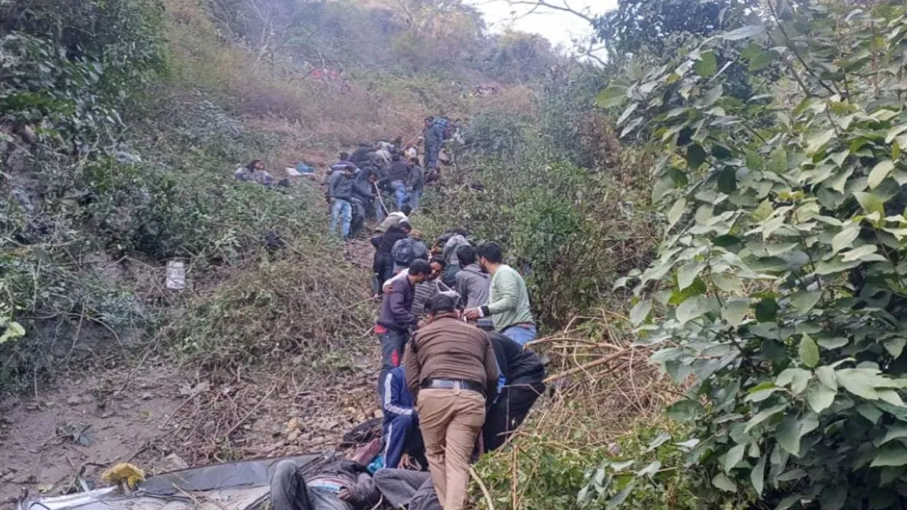 শোকাৱহ! ১৫০০ ফুট দ’ খাৱৈত পৰিল যাত্ৰীবাহী বাছ, শিশুসহ ৪জন নিহত, গুৰুতৰভাৱে আহত ২৪জন শোকাৱহ! ১৫০০ ফুট দ’ খাৱৈত পৰিল যাত্ৰীবাহী বাছ, শিশুসহ ৪জন নিহত, গুৰুতৰভাৱে আহত ২৪জন
