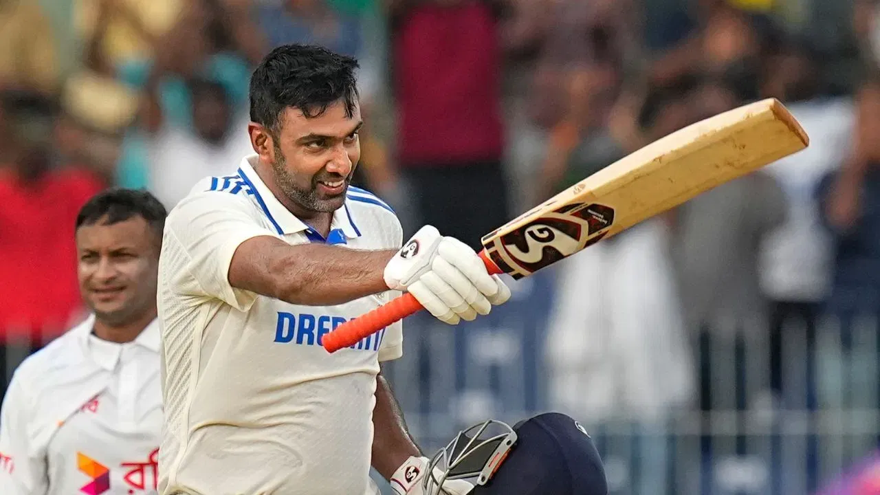 পঞ্চমতে ভাৰতৰ হৈ টেষ্টত সৰ্বাধিক দ্ৰুতগতিত ৩০০ টা উইকেট দখল কৰাৰ অভিলেখ ৰচিছিল অশ্বিনে। ৫৪ খন মেচত তেওঁৰ এই যাদু দেখিবলৈ পোৱা গৈছিল। ক্ৰিকেট কেৰিয়াৰত অশ্বিনৰ এনে আৰু বহু ৰেকৰ্ড আছে। উল্লেখ্য যে, ব্রিজবেনত অষ্ট্ৰেলিয়াৰ বিৰুদ্ধে ভাৰতে ৪ র্থ টেষ্টত ড্ৰ’ কৰাৰ পাছতেই আন্তঃৰাষ্ট্ৰীয় ক্ৰিকেটৰ পৰা অৱসৰৰ ঘোষণা কৰে অশ্বিনে।