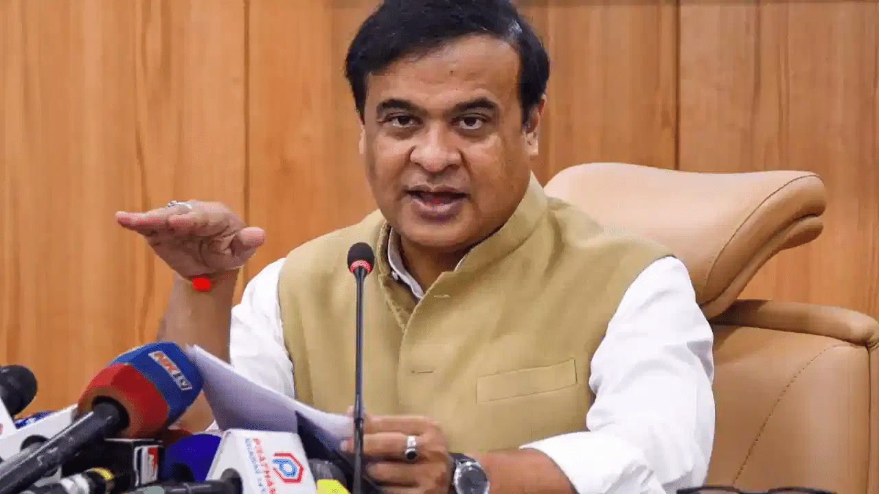 গতিকে আজি অৰুণোদয় আৰু পেঞ্চন লাভ কৰা হিতাধিকাৰীসকলৰ বাবে ভাল খবৰ। শেহতীয়াকৈ মুখ্যমন্ত্ৰী হিমন্ত বিশ্ব শৰ্মাই কয় যে, ১৫ৰ পৰা ২৮ ডিচেম্বৰৰ ভিতৰত অৰুণোদয় আঁচনিৰ বাবে আবেদন কৰিব লাগিব। পূৰ্বৰ হিতাধিকাৰীসকলেও নতুনকৈ আবেদন কৰিব লাগিব। তাৰ ওপৰত ভিত্তি কৰিহে হিতাধিকাৰী নিৰ্বাচন কৰা হ'ব। অৰুণোদয়ৰ অধীনত হিতাধিকাৰীৰ সংখ্যা চৰকাৰে বৃদ্ধি কৰিব বিচাৰে বুলি শৰ্মাই কয়।