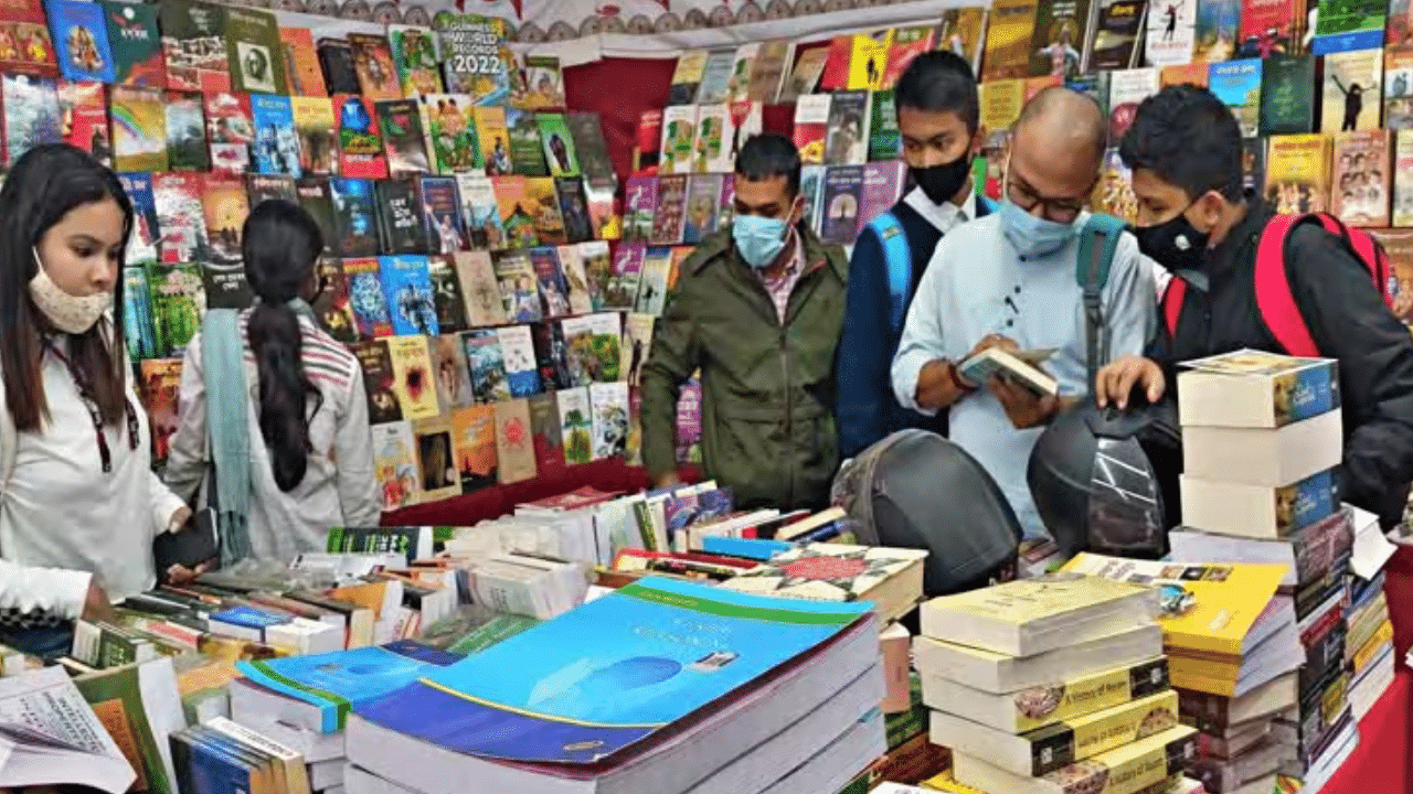 মনকৰিবলগীয়া যে, শিশু হওক বা বৃদ্ধ, আজিৰ সময়ত বহুতৰে মাজত গ্ৰন্থ পঢ়াৰ অভ্যাস কমি গৈছে। বিশেষকৈ সামাজিক মাধ্যমৰ প্ৰসাৰে গ্ৰন্থ অধ্যয়নত প্ৰভাৱ পেলাইছে বুলি ক'ব পাৰি। যেতিয়াৰ পৰা সামাজিক মাধ্যমৰ সৈতে মানুহ বেছি জড়িত হৈ পৰিছে তেতিয়াৰ পৰা যেন গ্ৰন্থ পঢ়াৰ অভ্যাস কমি হৈছে। ইয়াৰ মাজতে ৰাজ্য চৰকাৰৰ এই সিদ্ধান্ত কিমান ফলপ্ৰসূ হয় সেয়া সময়ত জানিব পৰা যাব।