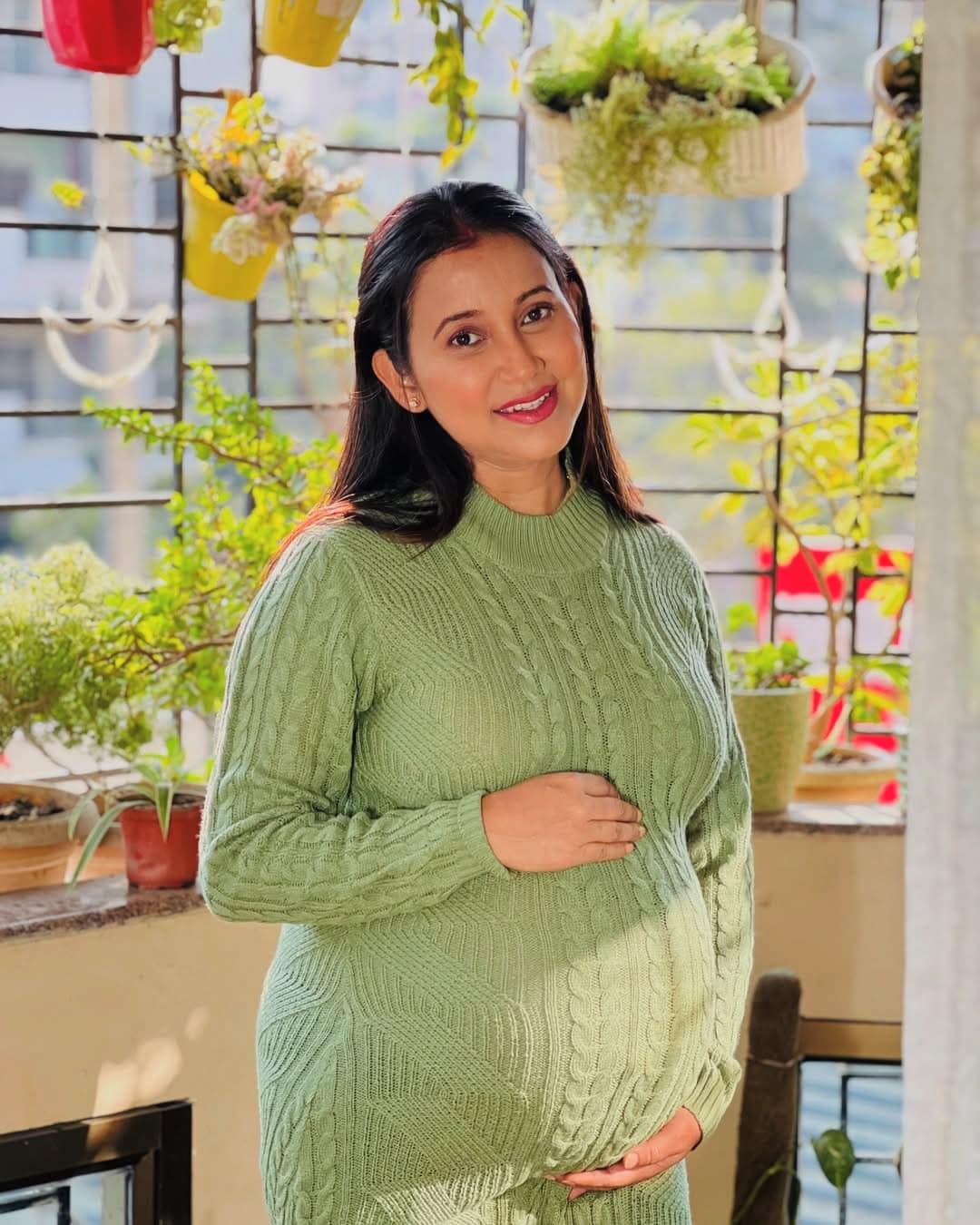 লগতে পোষ্টটোত অভিনেত্ৰীগৰাকীয়ে লিখিছে, " মই অন্তঃসত্বা অৱস্থাতত কোনোধৰণৰ ফটোশ্বুট কৰা নাছিলো। এই বিষয়ে পিছত এদিন কথা পাতিম। কিন্তু ডাঙৰ দিনটোৰ ঠিক এদিন আগতে মৰমৰ স্বামী ভাস্কৰ বৰুৱাই চিৰদিনৰ বাবে লগত ৰাখিবলৈ বিশেষ ফটো কেইখন তুলিবলৈ জোৰ দিছিল।"