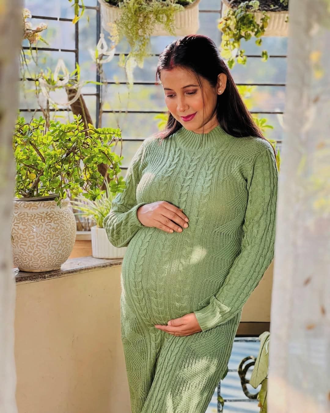 ২৩ ডিচেম্বৰত বৰষা ৰাণী বিষয়াৰ কোলা শুৱনি কৰিছিল এটি কন্যা সন্তানে। এই খবৰে আনন্দিত কৰিছিল অনুৰাগীসকল। সামাজিক মাধ্যমযোগে সকলোৱে পিতৃ-মাতৃক জনাইছিল শুভেচ্ছা।