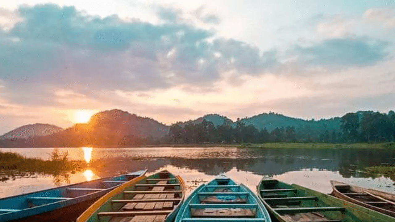 চানডুবিঃ চানডুবি কামৰূপ জিলাৰ ৰাভা হাচংং স্বায়ত্ব শাসিত পৰিষদ এলেকাত অৱস্থিত। অসম আৰু মেঘালয়ৰ গাৰো পাহৰৰ পাদস্থানত এই বিল। ইয়াত আপুনি অৰণ্য, চাহ বাগিচা আদিৰ আনন্দ ল'ব পাৰিব। বিলত নাৱত উঠাৰ লগতে থলুৱা খাদ্যৰ জুতিও ল'ব পাৰিব। এই ঠাইলৈ যোৱা পথতোৱে মন মুহিব আপোনাৰ। গুৱাহাটীৰ জালুকবাৰীৰ পৰা এই বিলৰ দূৰত্ব প্ৰায় ৪৪ কিলোমিটাৰ।